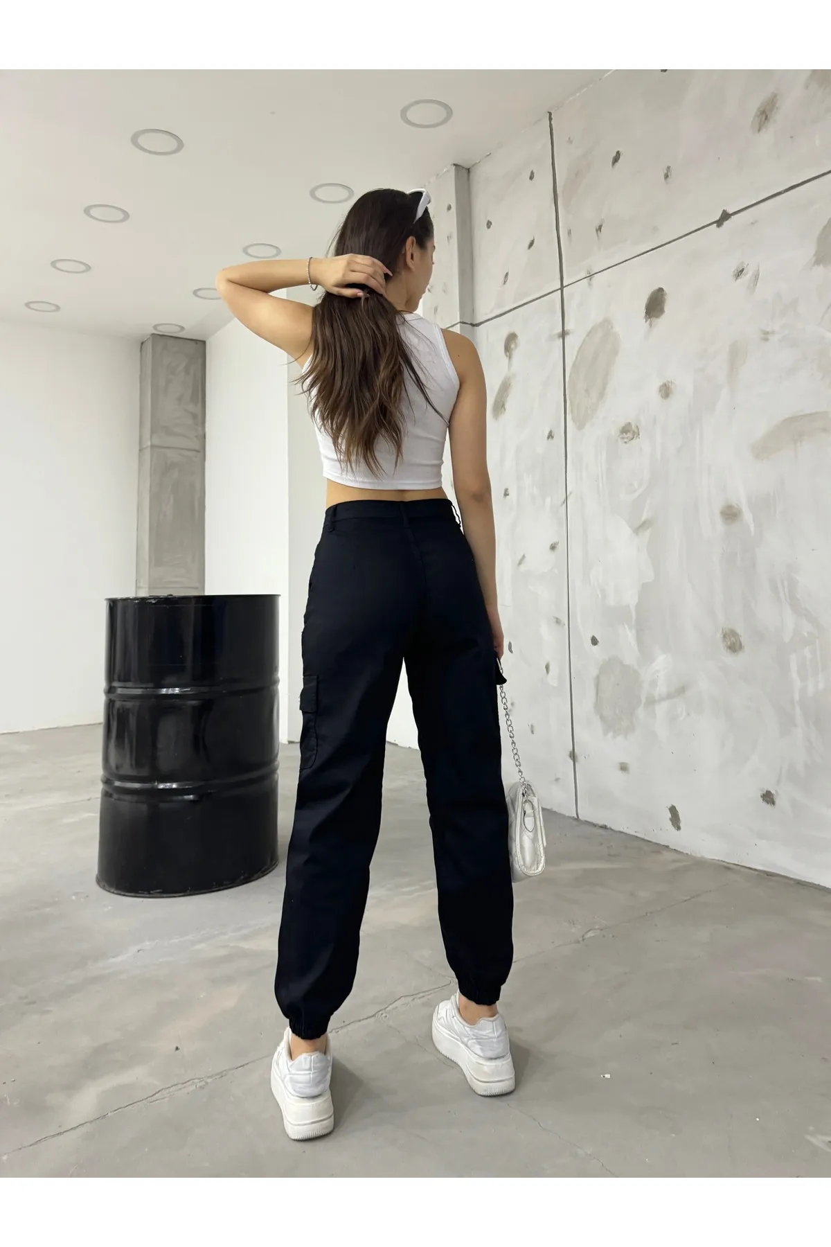 BİKELİFE  Schwarze Hose aus Gabardine-Stoff mit Cargotaschen