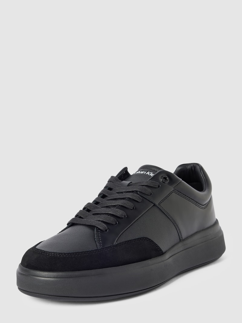 Sneaker mit Label-Details in schwarz