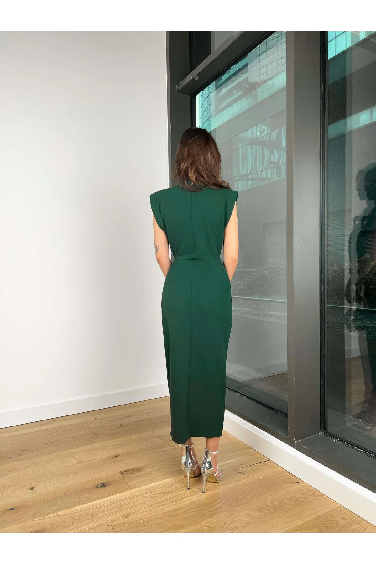 SONREİR  Ärmelloses Crêpe-Kleid mit halbem Halsausschnitt und drapiertem Detail