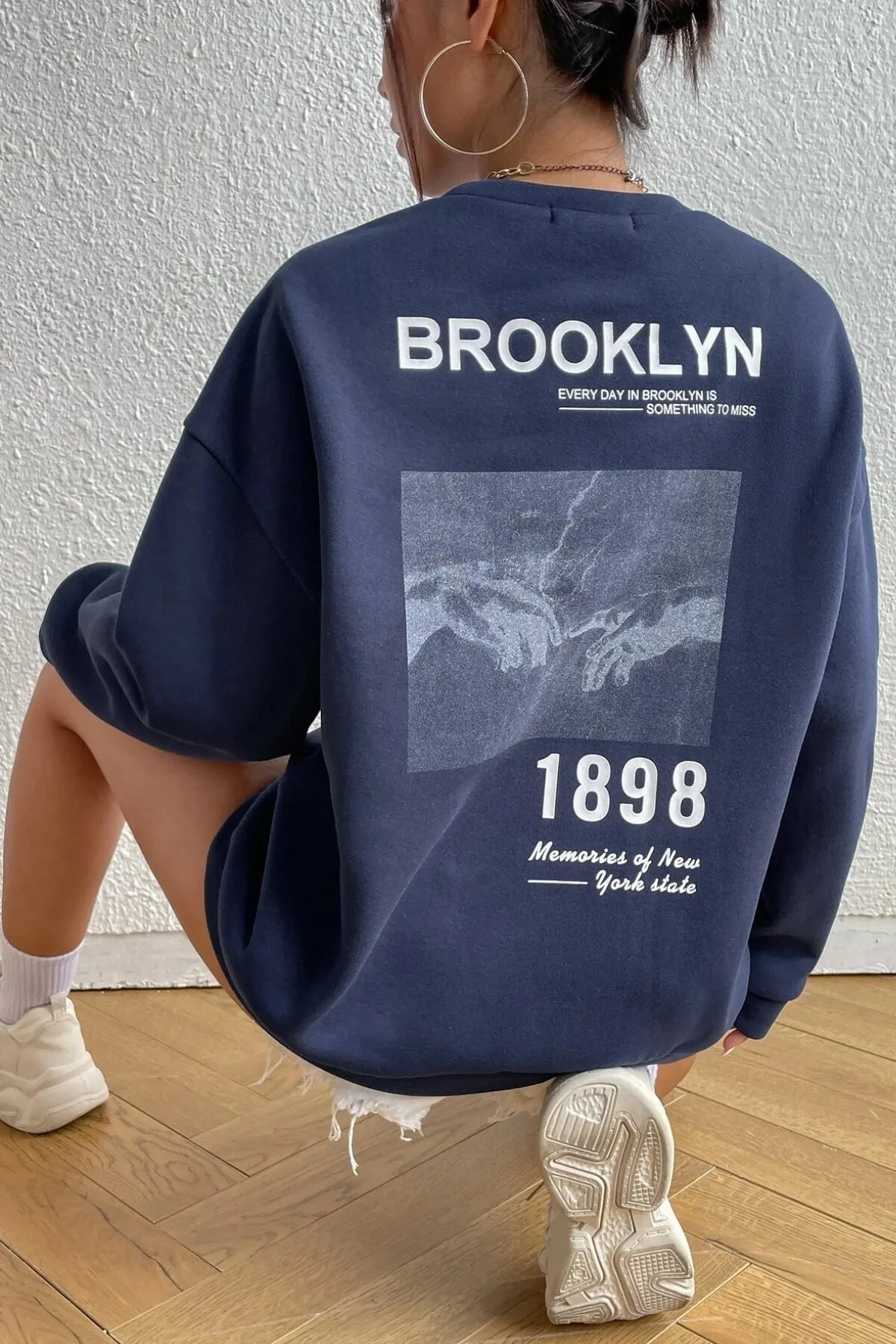 MODAGEN  Unisex-Sweatshirt „Brooklyn 1898“ in Marineblau mit Rundhalsausschnitt und Übergröße