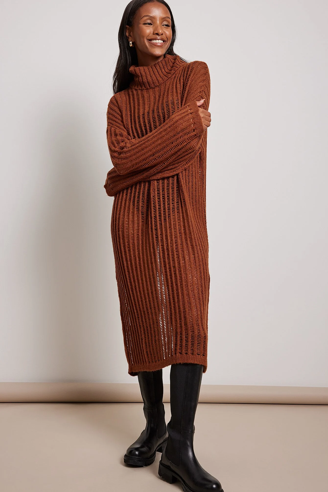 Midikleid mit hohem Ausschnitt