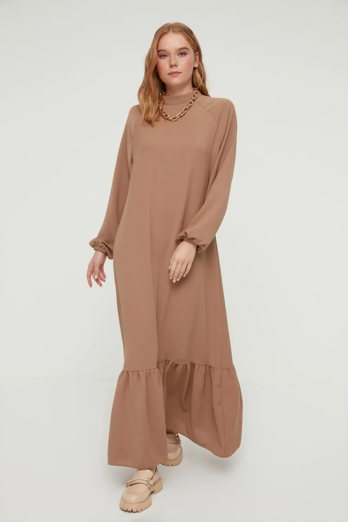 Trendyol Modest  Beigefarbenes, elastisches Aerobin-Webkleid mit Stehkragenärmeln TCTSS22EB0010
