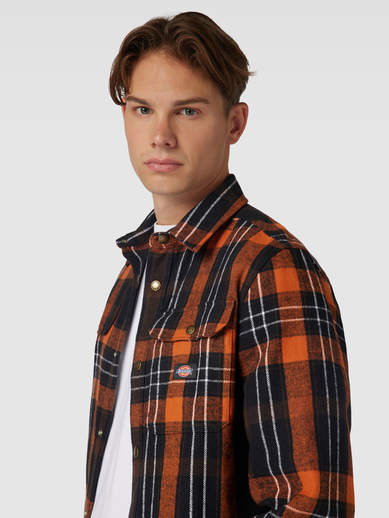 Flanellhemd mit Brusttaschen in schwarz