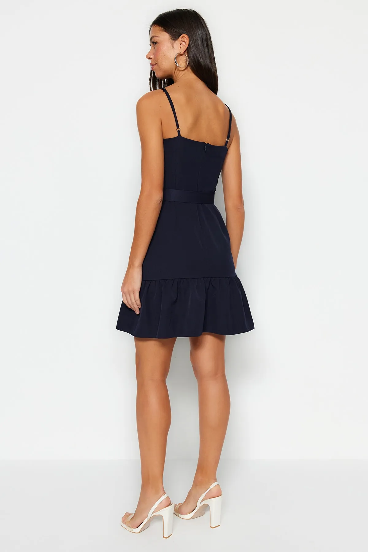Trendyol Collection  Marineblaues Kleid mit gewebten Trägern und Gürtel TWOSS23EL02033