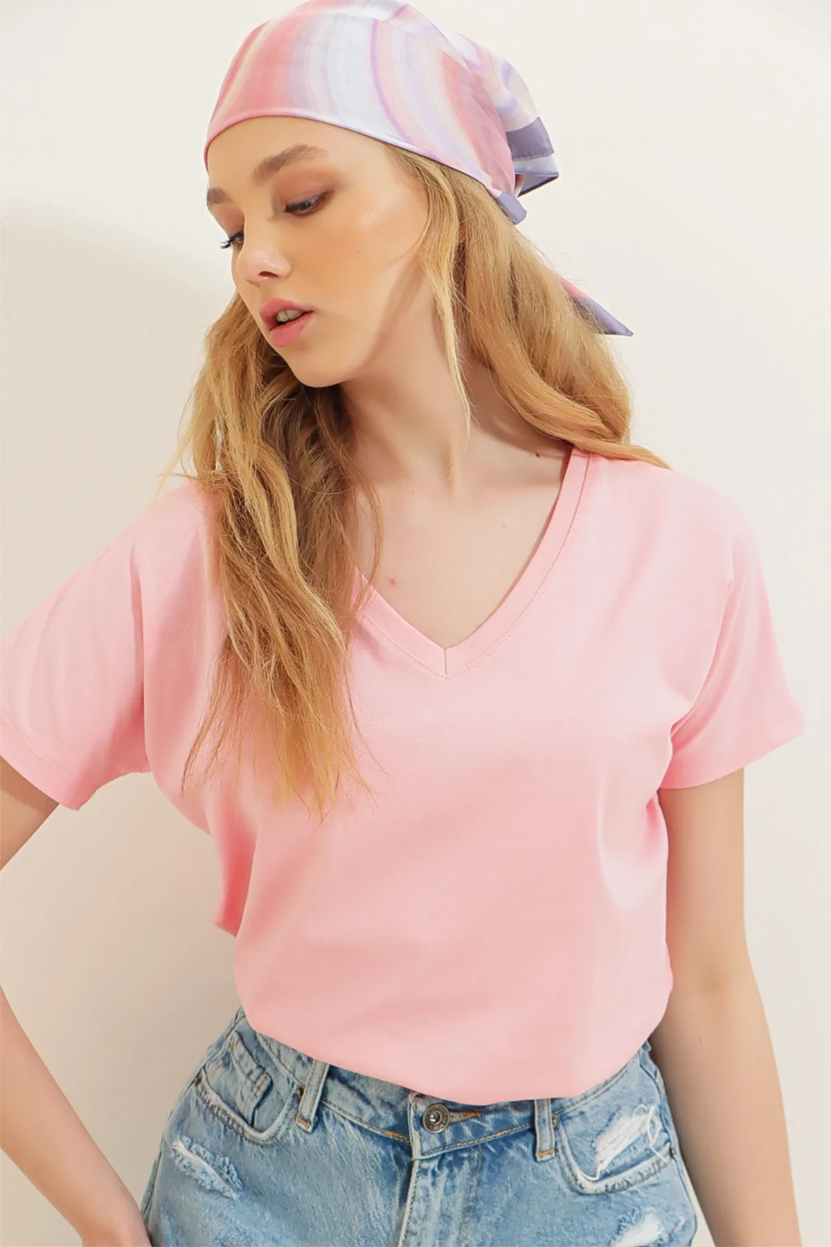 Trend Alaçatı Stili  Damen-Puder-Basic-T-Shirt mit V-Ausschnitt ALC-1045-A