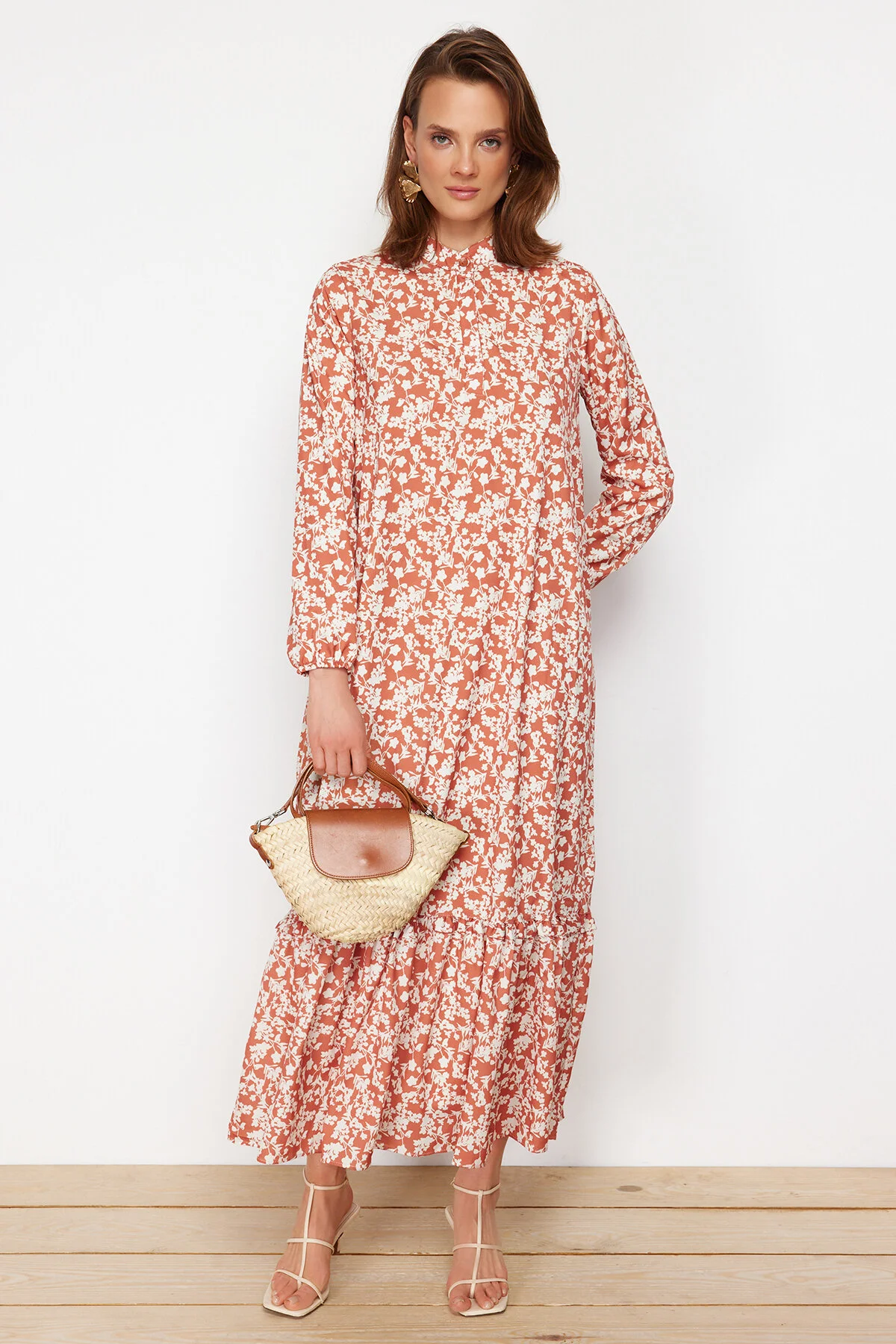 Trendyol Modest  Gewebtes Kleid mit Kachel-Blumendruck, halber Knopfleiste am Saum und Rüschenbesatz, gefüttert TCTSS21EL3353
