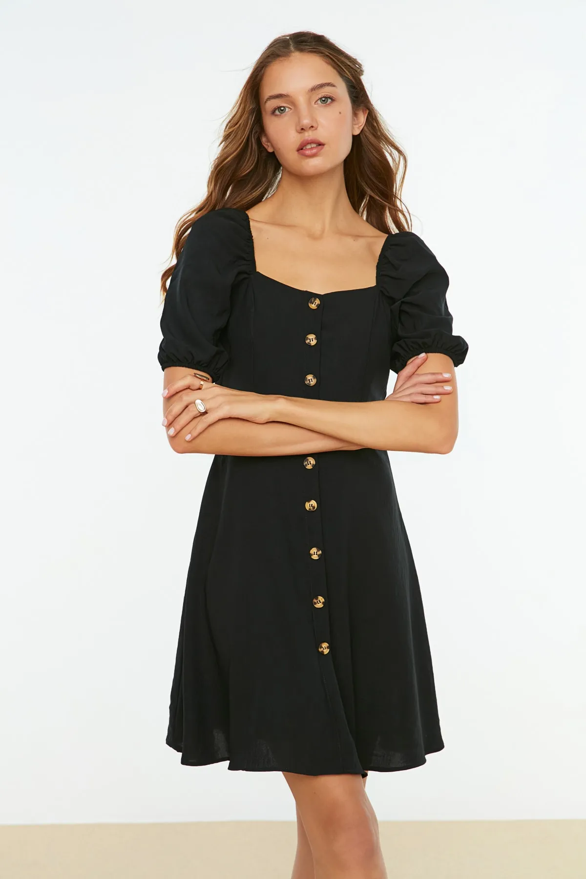 Trendyol Collection  Schwarzes A-Linien-Minikleid aus Webstoff mit Ballonärmeln TWOSS20EL2314