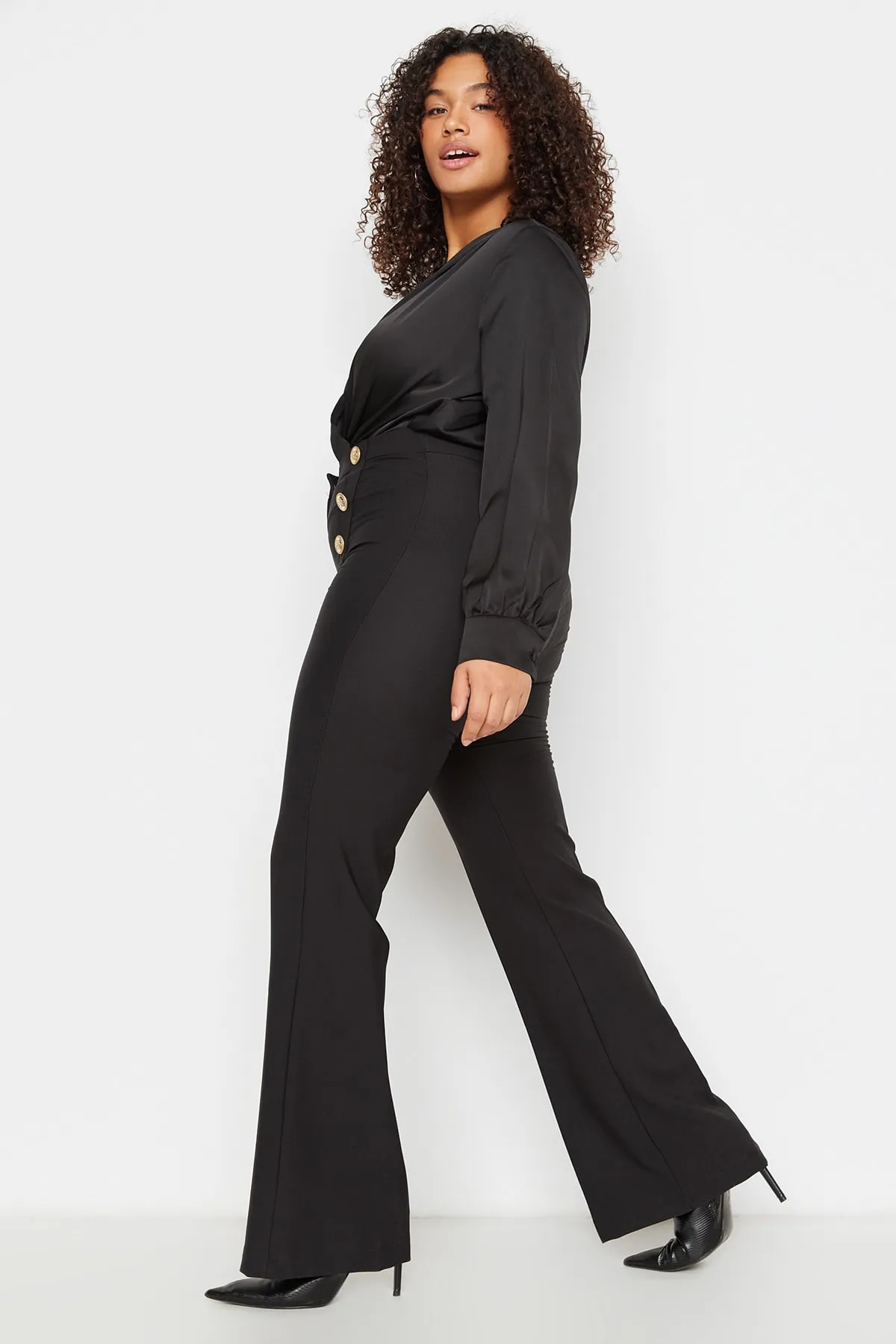 Trendyol Curve  Schwarze Erholungshose mit spanischem Bein, gewebt TBBAW23AR00057
