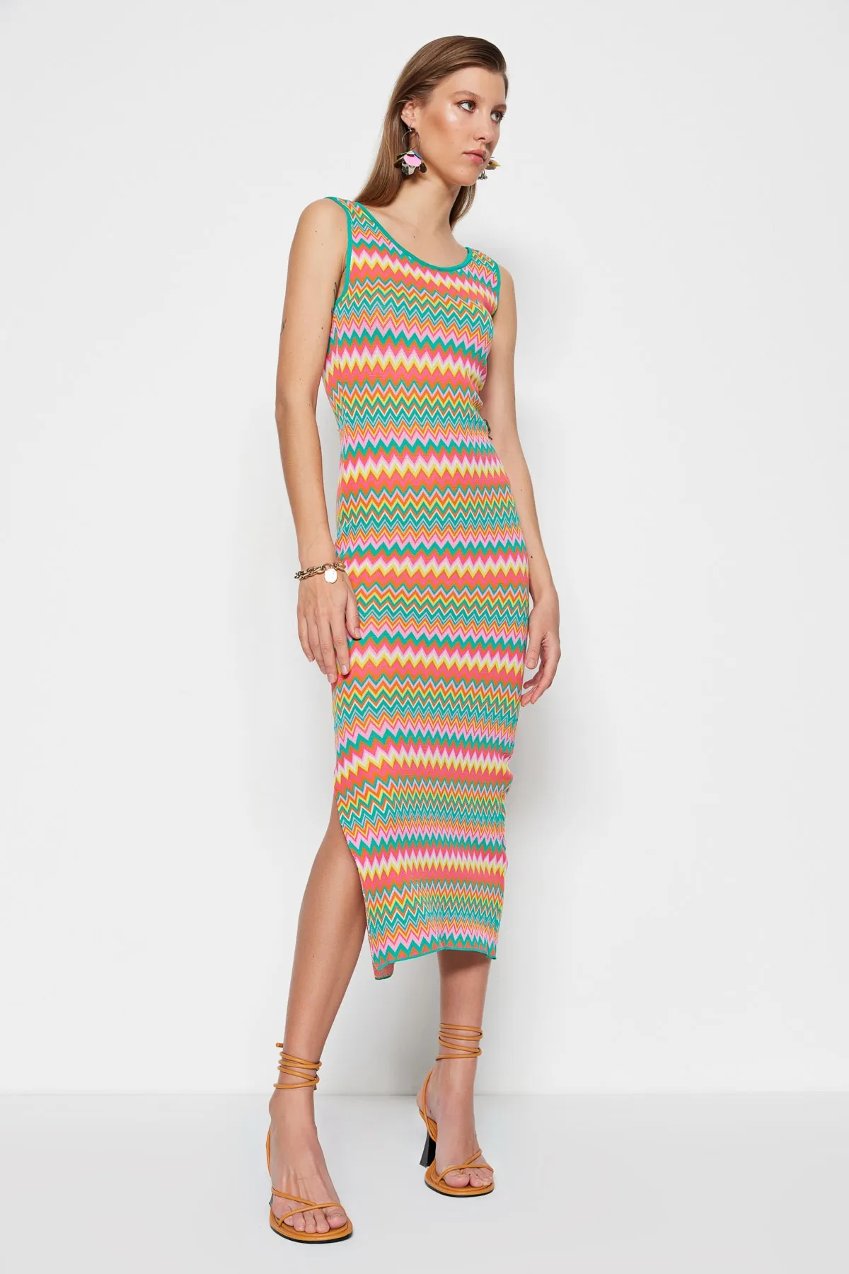 Trendyol Collection  Grünes Maxi-Strickkleid mit Farbblockmuster TWOSS23EL00678