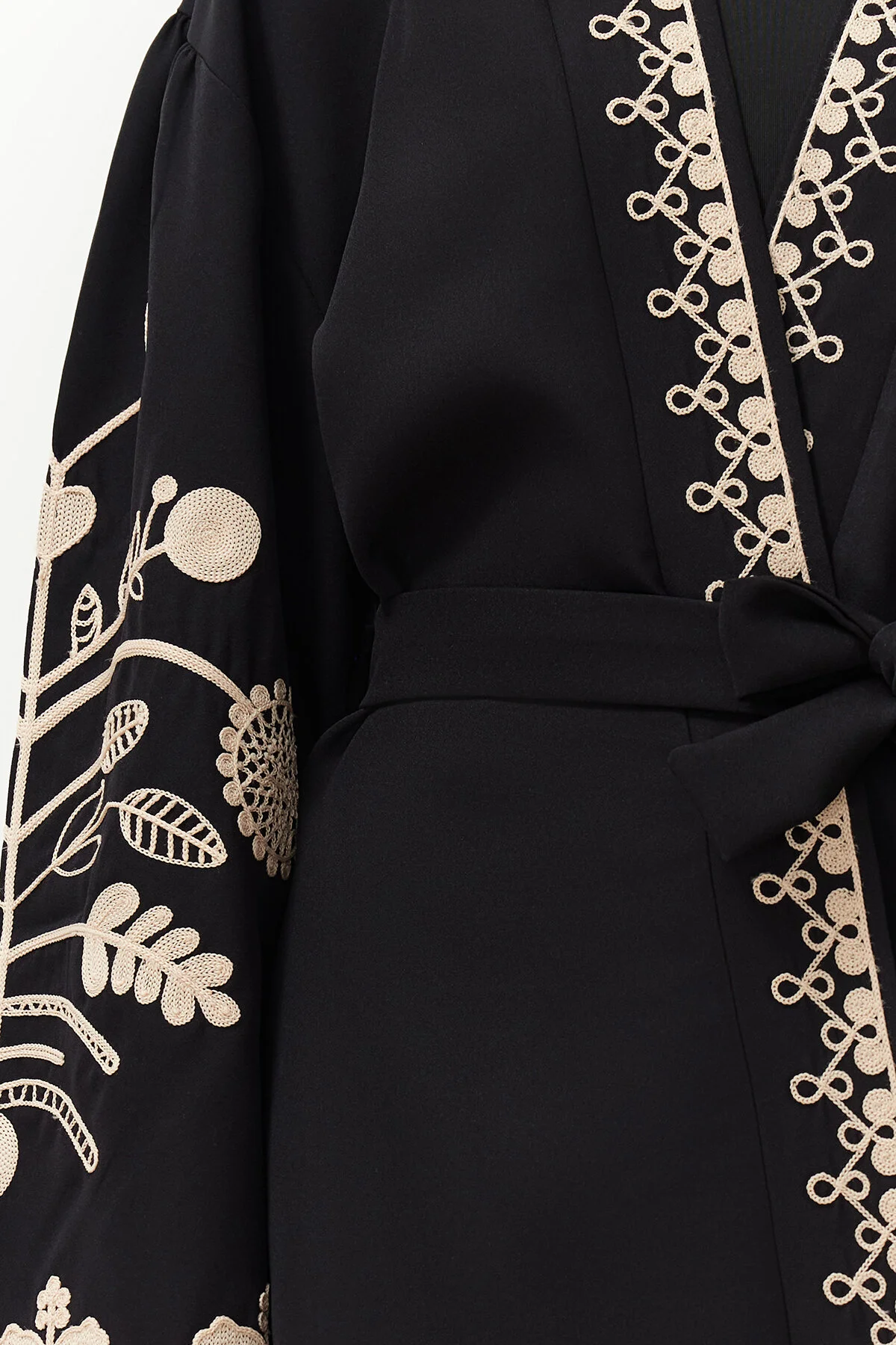 Trendyol Modest  Schwarze gewebte bestickte Mütze & Ferace & Kimono TCTSS24KF00018