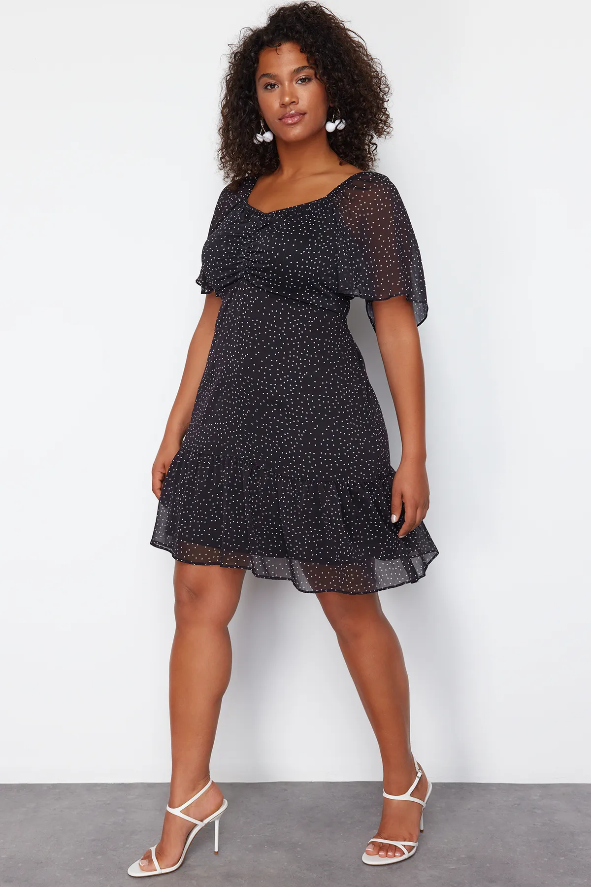Trendyol Curve  Schwarzes gewebtes Minikleid mit Polka Dots