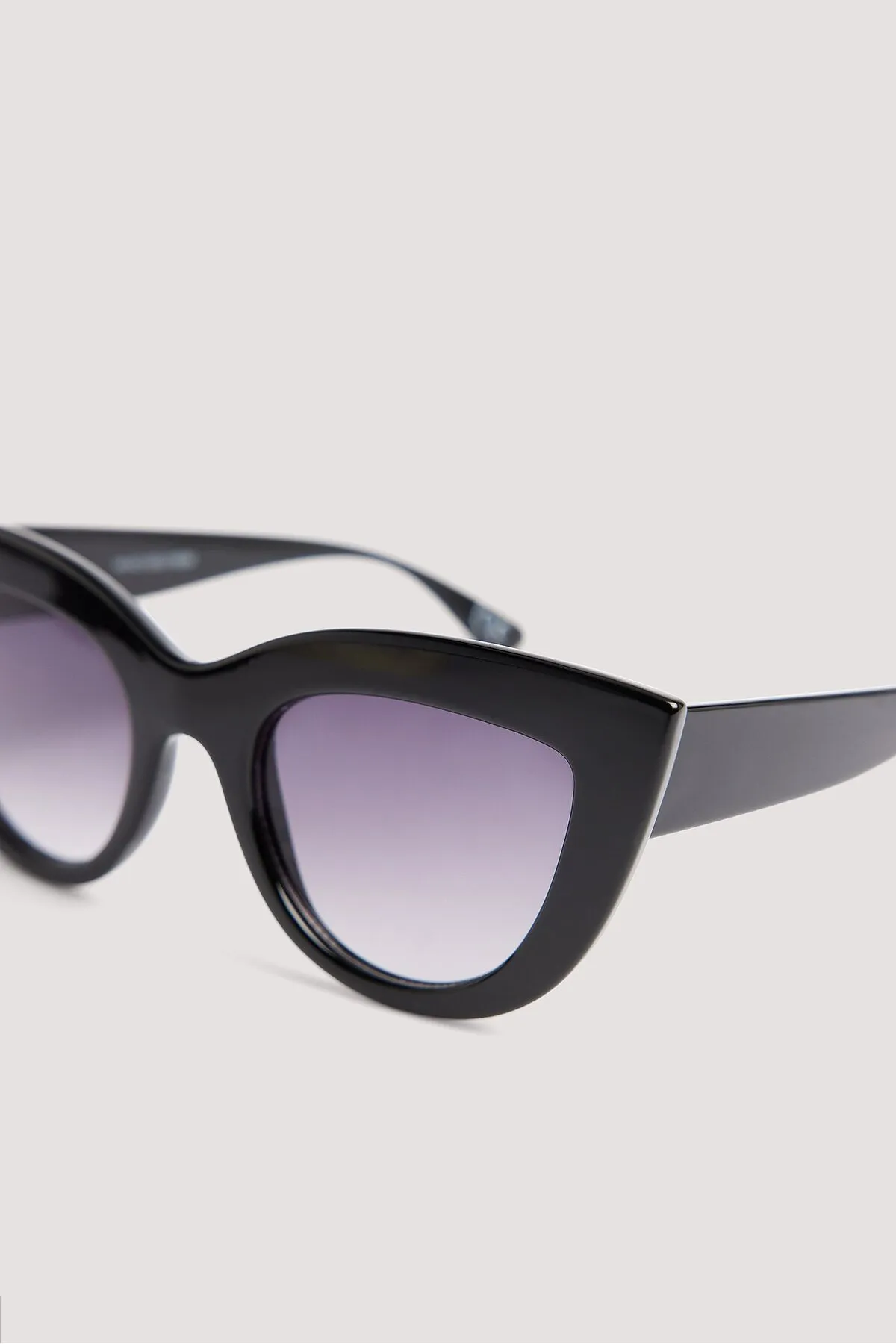 NA-KD  Klobige, spitze Cat-Eye-Sonnenbrille aus recyceltem Material