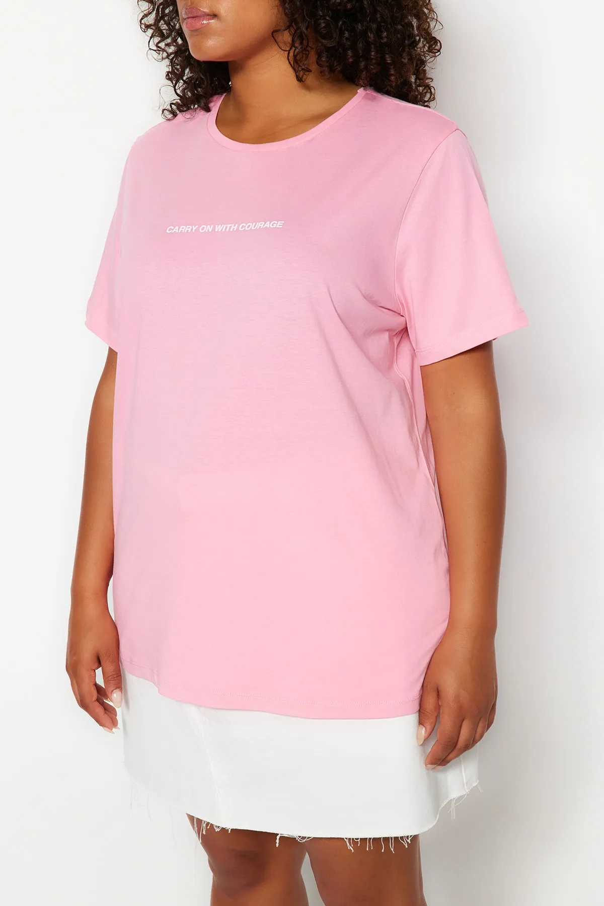 Trendyol Curve  Rosa bedrucktes Strick-T-Shirt mit Rundhalsausschnitt TBSSS23BF00022