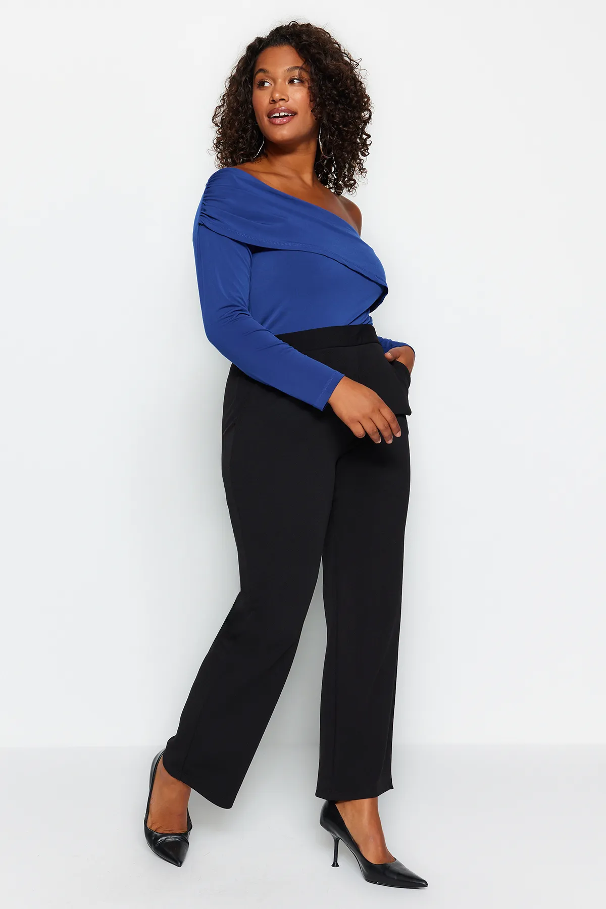 Trendyol Curve  Schwarze Krepp-Strickhose mit hoher Taille TBBAW24AR00008