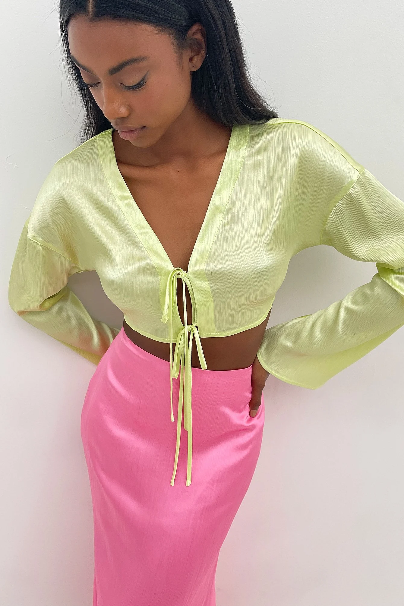 Recycelte langärmlige Satin-Bluse mit Schnürung vorne
