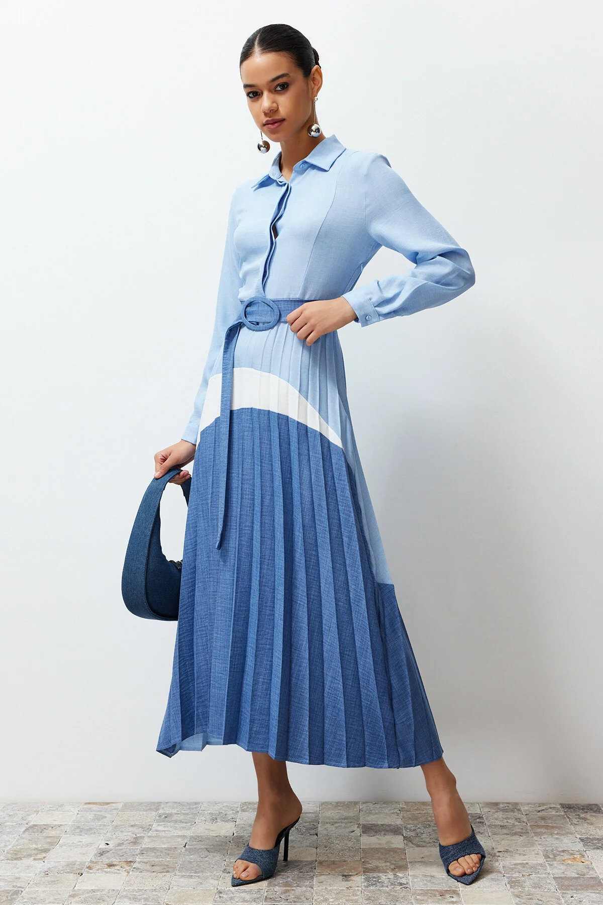 Trendyol Modest  Blaues, gewebtes Hemdkleid mit Blockfarben TCTSS24EB00119