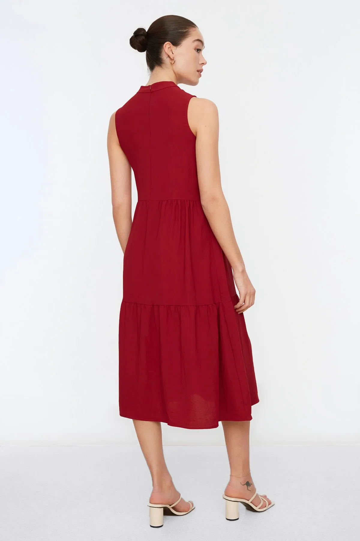 Trendyol Collection  Burgunderfarbenes, gerade geschnittenes Midi-Webkleid mit Stehkragen TWOSS20EL1864
