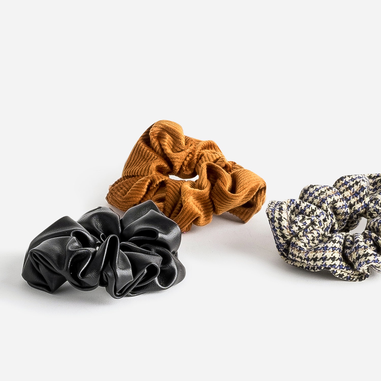 Chouchous noir, beige et cognac multi matières