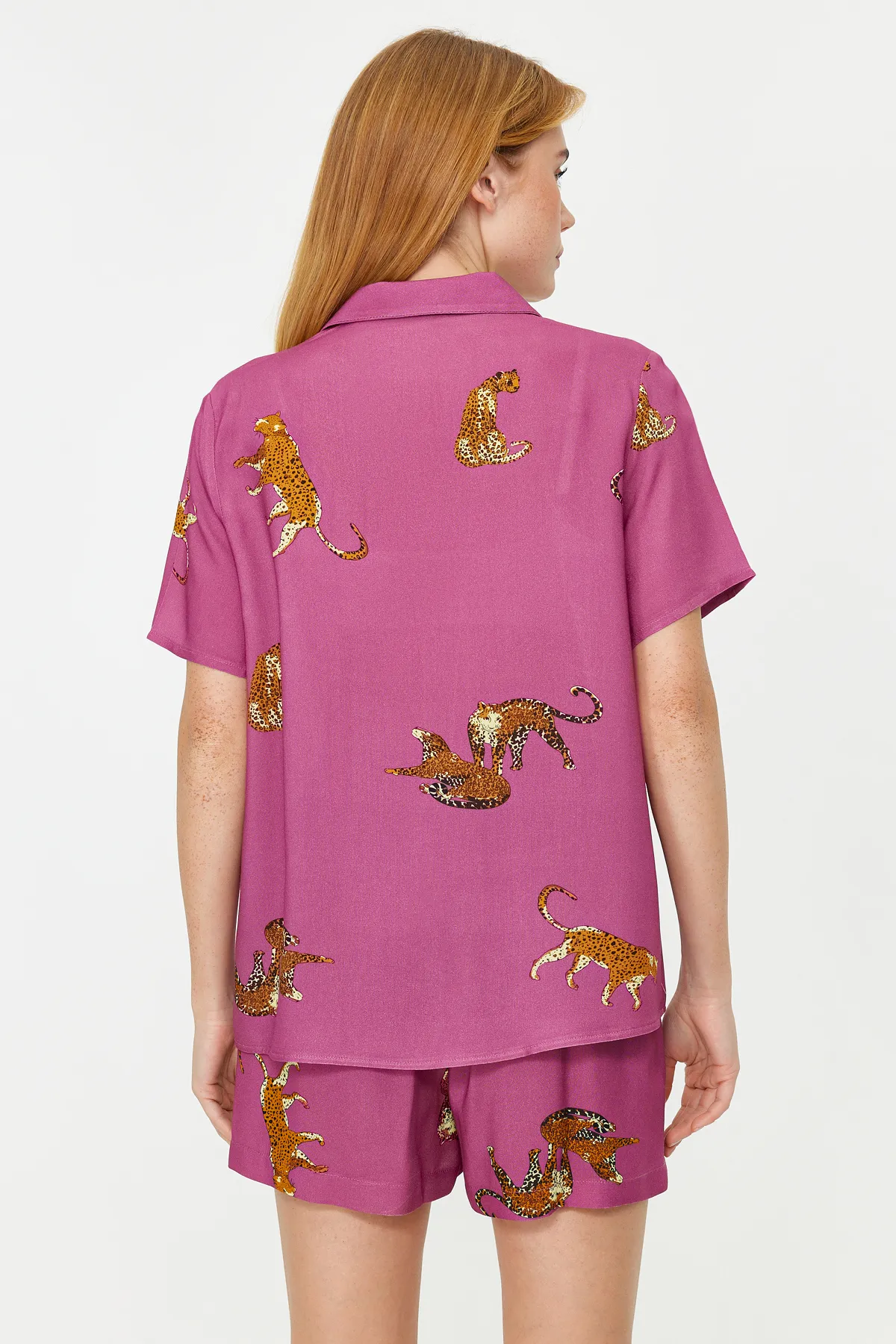 Trendyol Collection  Dunkelrosafarbenes, gewebtes Pyjama-Set mit Hemd und Shorts aus Viskose mit Tiermuster THMSS21PT1501