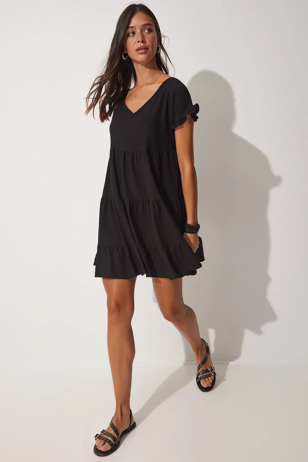 Happiness İstanbul  Schwarzes, ausgestelltes Sommer-Strickkleid mit V-Ausschnitt und Volants für Damen DZ00079