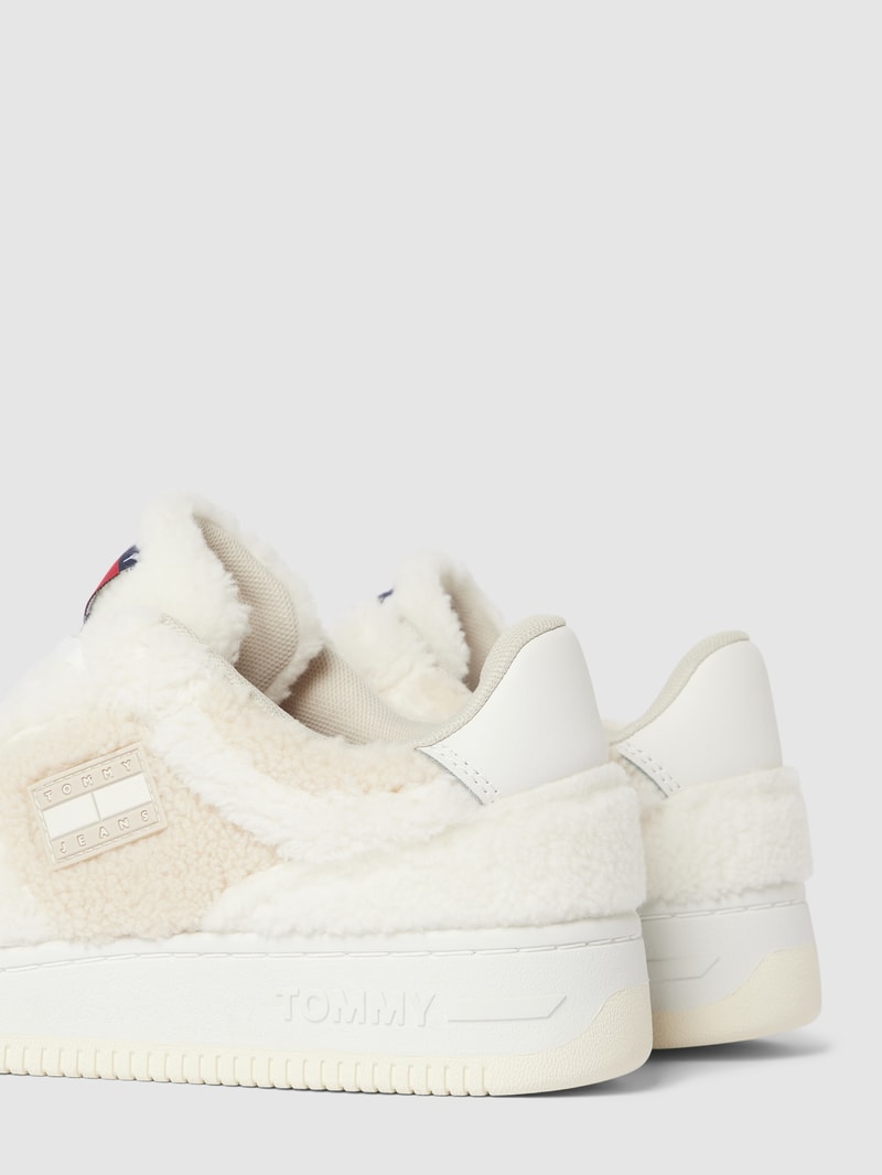 Sneaker mit Teddyfell-Besatz in weiß