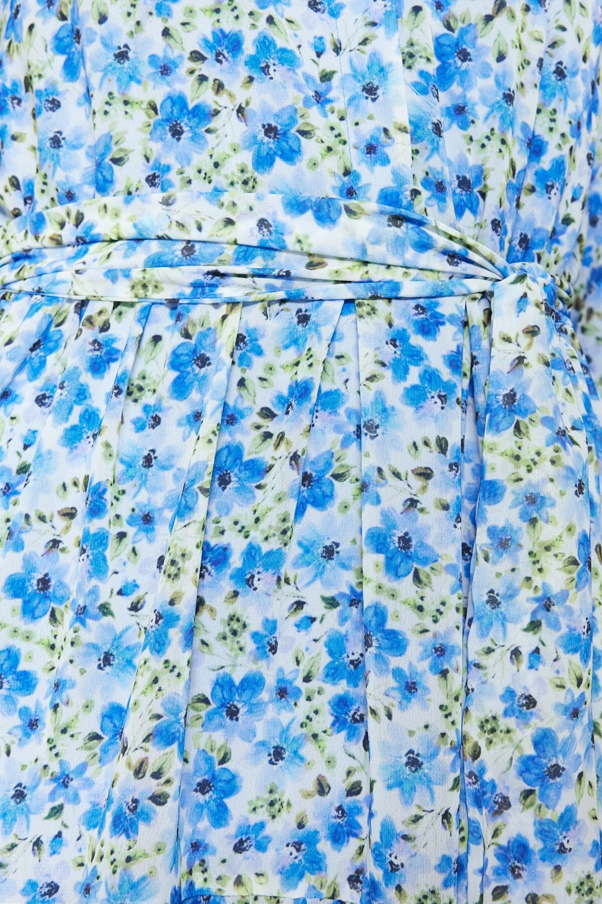 Trendyol Modest  Hellblaues Kleid aus gewebtem Chiffon mit Blumenmuster, Gürtel, Stehkragen und Futter TCTSS21EL3346