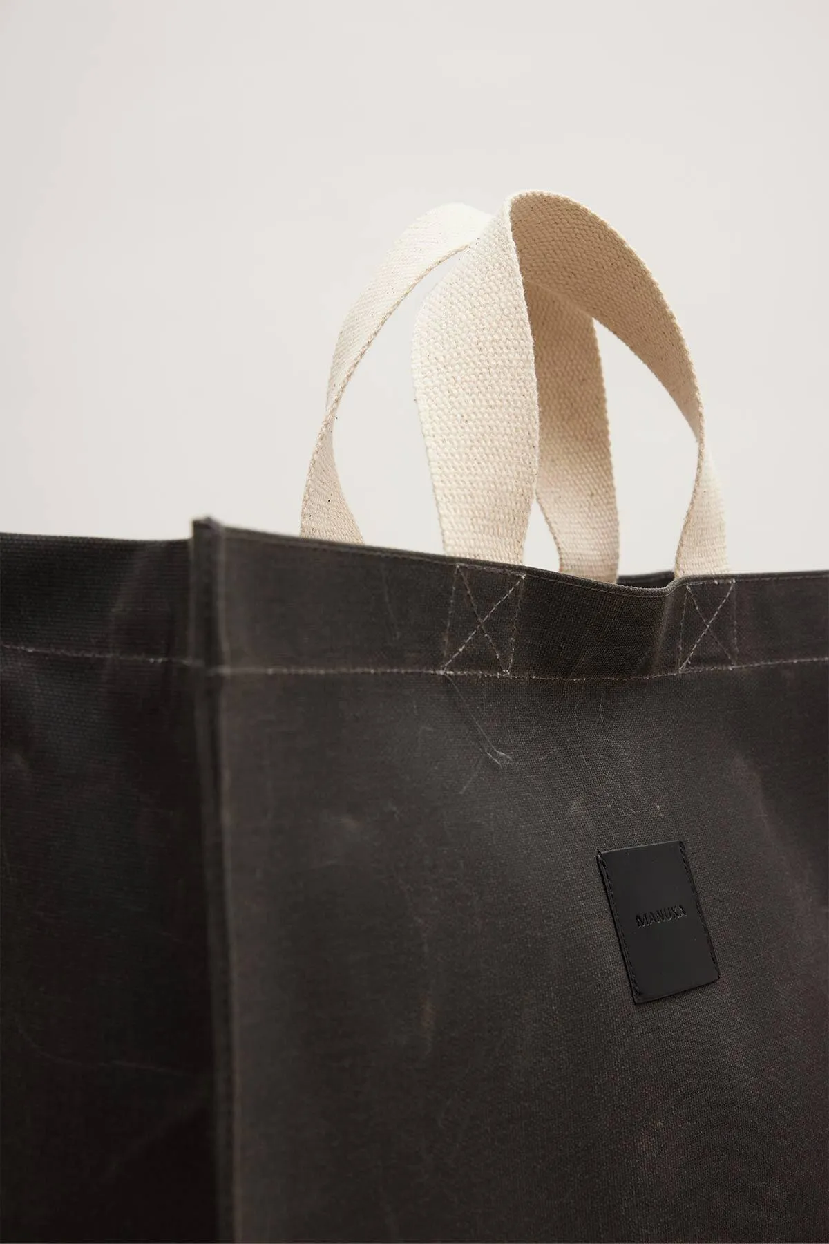 Manuka  Große Canvas-Tasche mit Wascheffekt in Schwarz