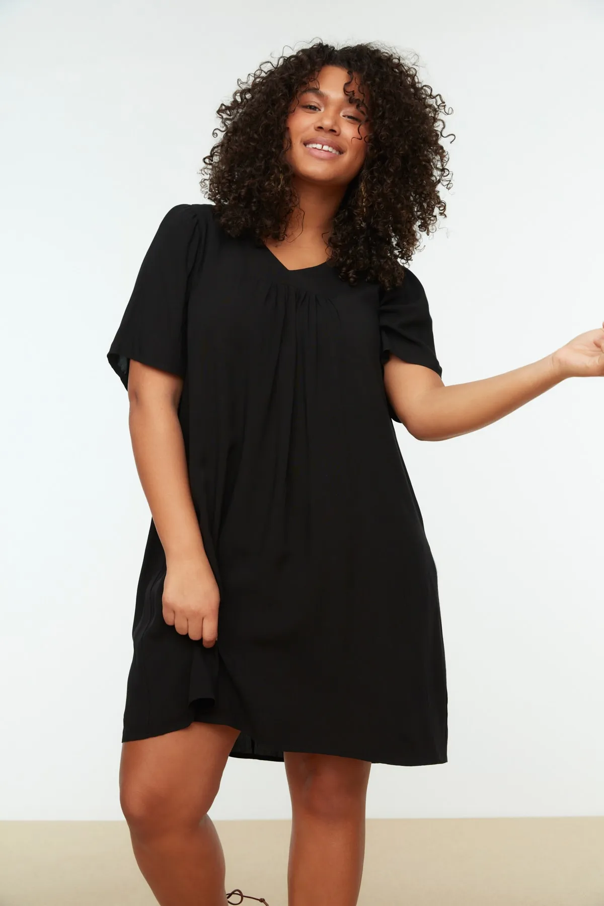 Trendyol Curve  Schwarzes, übergroßes, gewebtes Kleid mit V-Ausschnitt TBBSS22EL0537