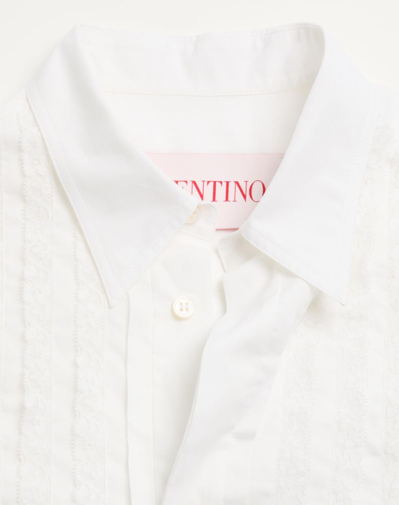 Camisa de musselina de algodão com plastrão e detalhes em renda.