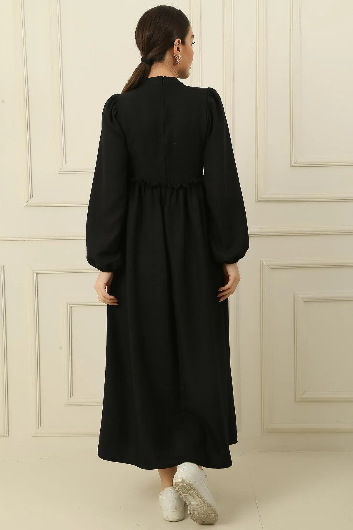 By Saygı  Langes Kleid mit Spitzenbesatz in Leinenoptik