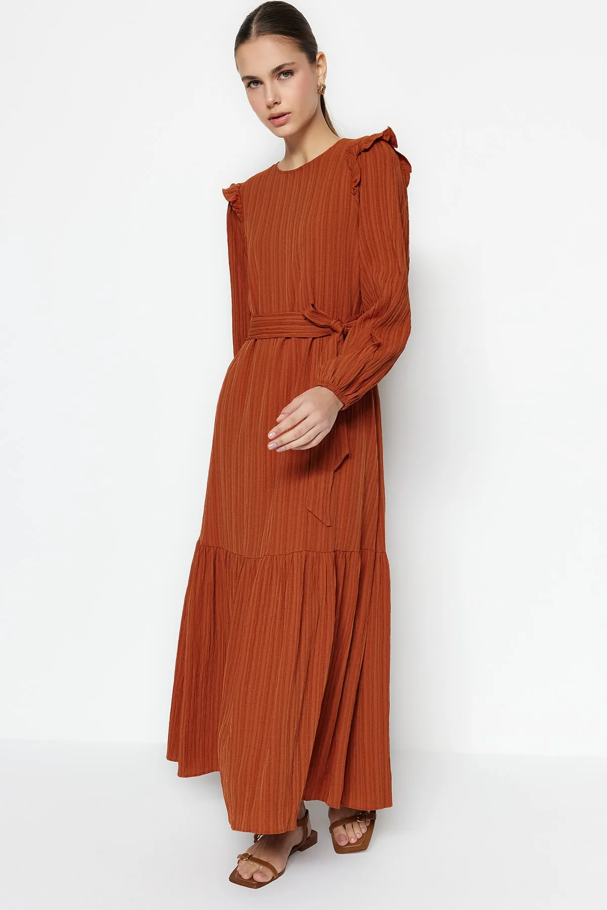 Trendyol Modest  Zimtfarbenes Kleid aus Viskose-Mischgewebe mit Gürtel, Rüschen an den Schultern und Volant-Futter TCTSS23EB00290