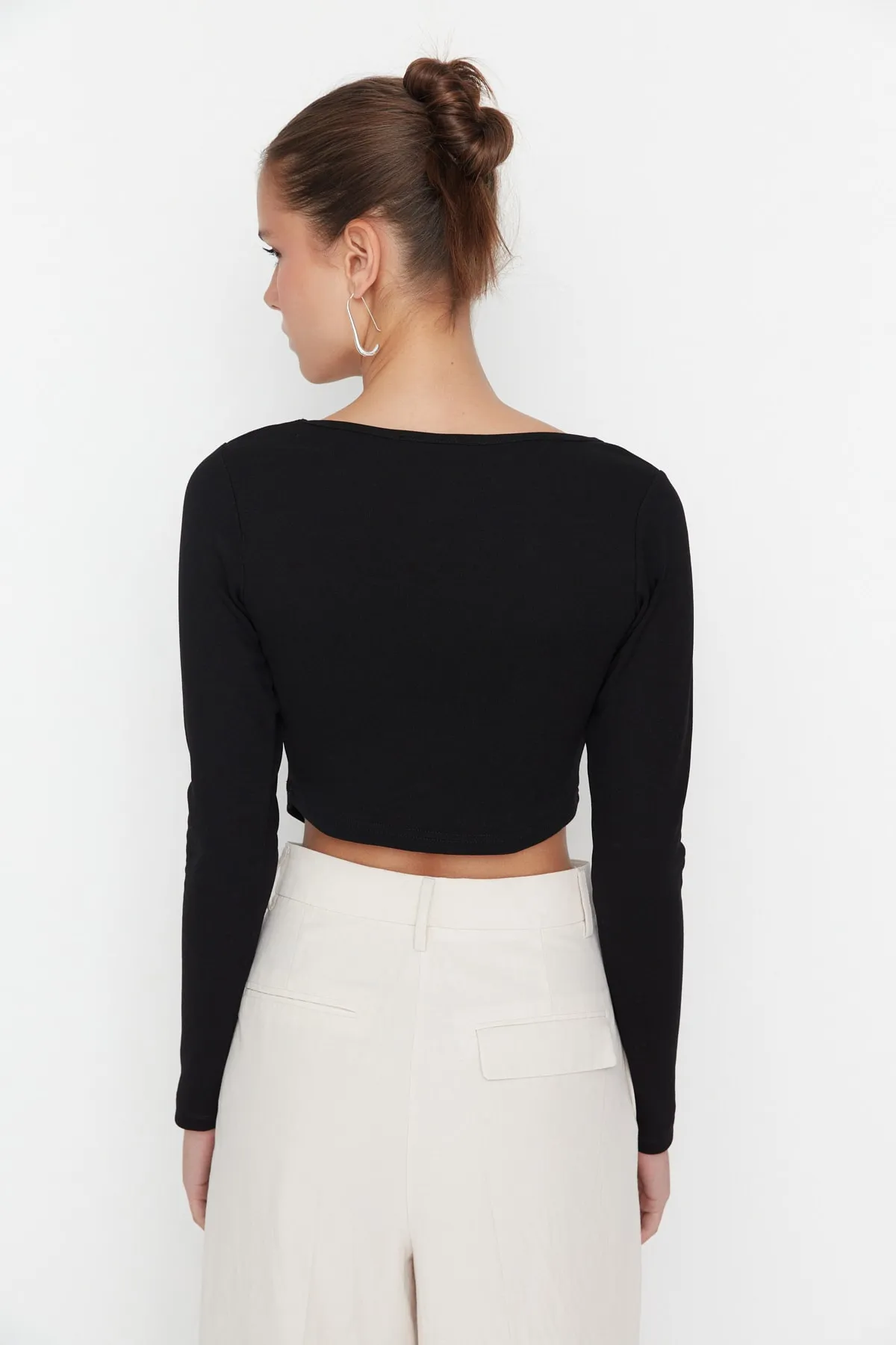 Trendyol Collection  Schwarze Paspelierung, detaillierte, eng anliegende Interlock-Strickbluse mit quadratischem Ausschnitt TWOAW23BZ00151