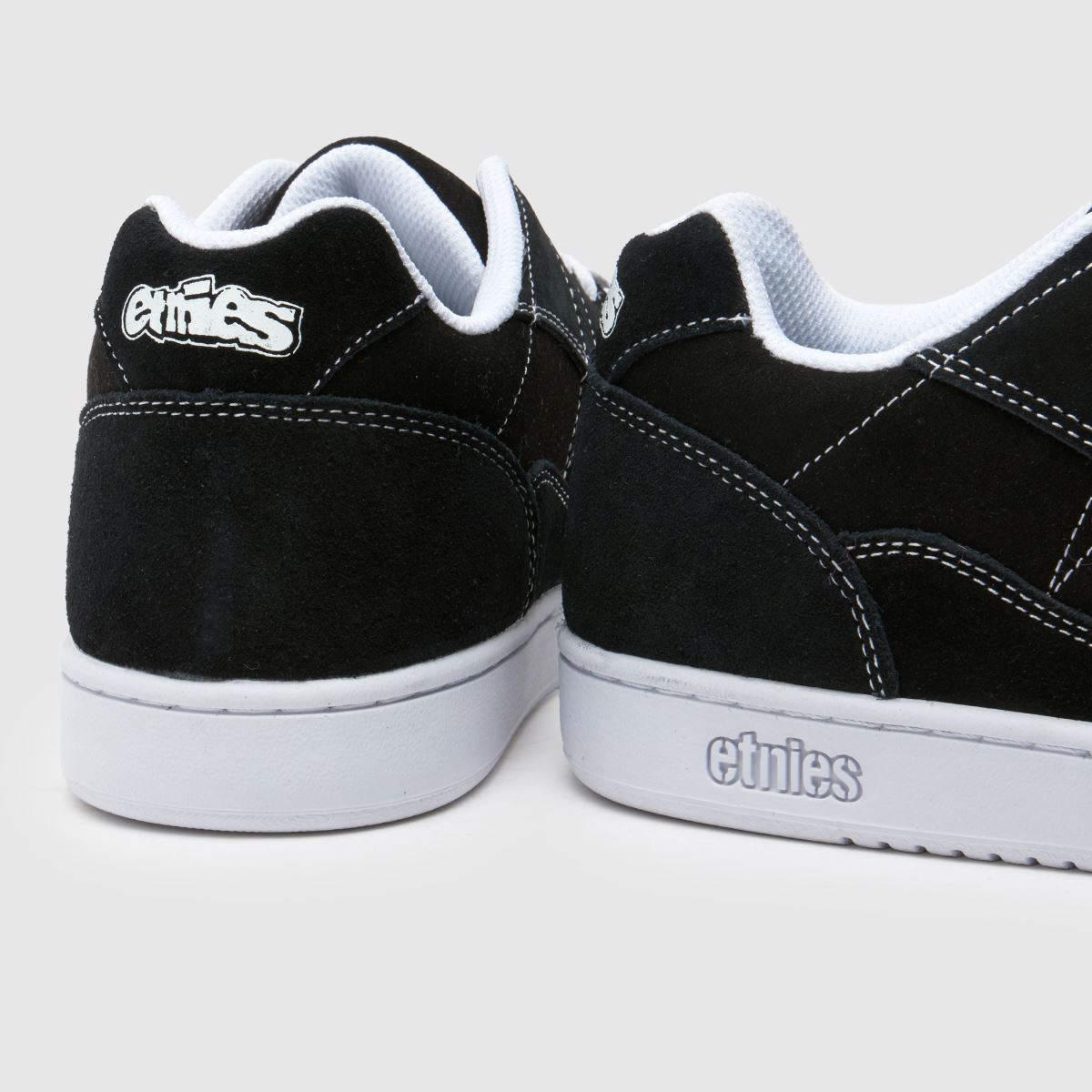 Etnies kígyószőrű cipők fekete-fehérben