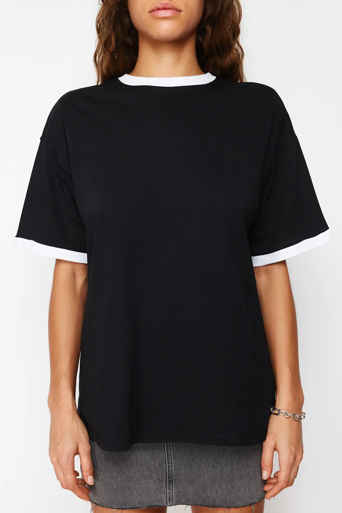 Trendyol Collection  Schwarzes Strick-T-Shirt mit Kontrastkragen und Streifen aus 100 % Baumwolle, übergroßer/entspannter Schnitt, TWOSS24TS00052