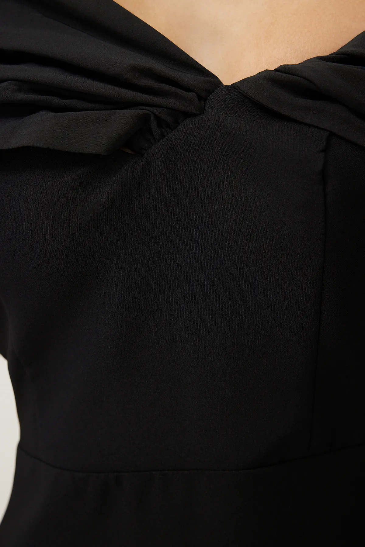 Trendyol Collection  Schwarzes, figurbetontes langes Abendkleid aus Popeline mit asymmetrischem Kragen und Details TPRSS24AE00084