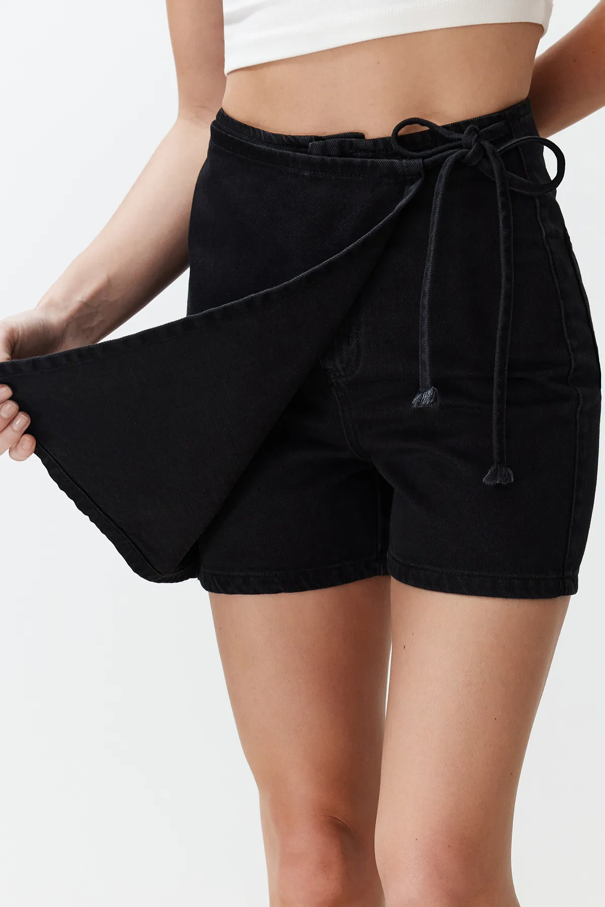 Trendyol Collection  Schwarze asymmetrische Jeansshorts und Bermuda