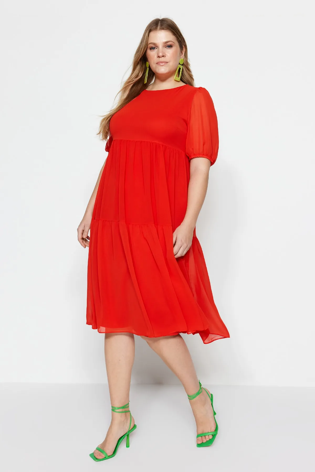Trendyol Curve  Rotes gewebtes Chiffonkleid mit Ballonärmeln TBBSS23AH00041