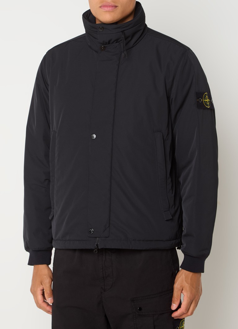 Μονωμένο μπουφάν Stone Island 43726 με πλαϊνές τσέπες και πτυσσόμενη κουκούλα