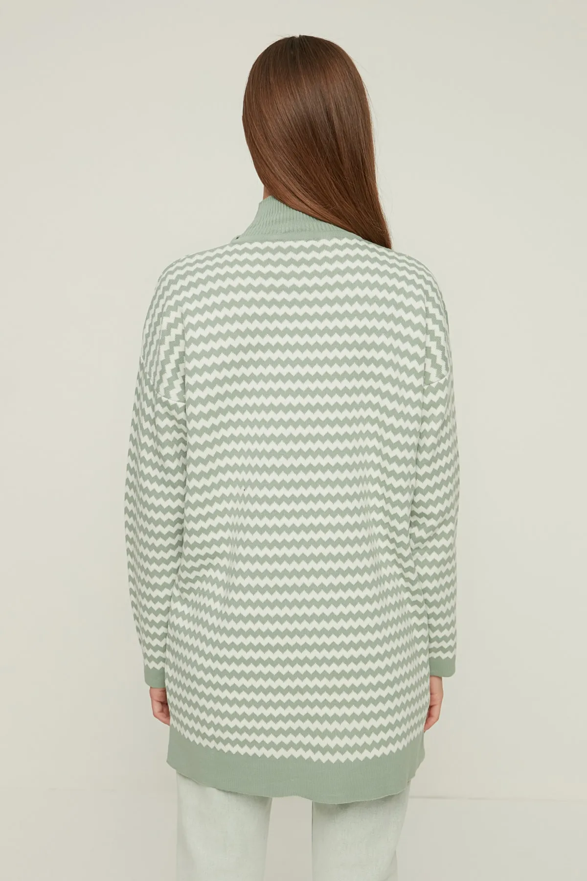 Trendyol Modest  Mintfarbener gestreifter Strickpullover mit halbem Rollkragen TCTAW22AK0185