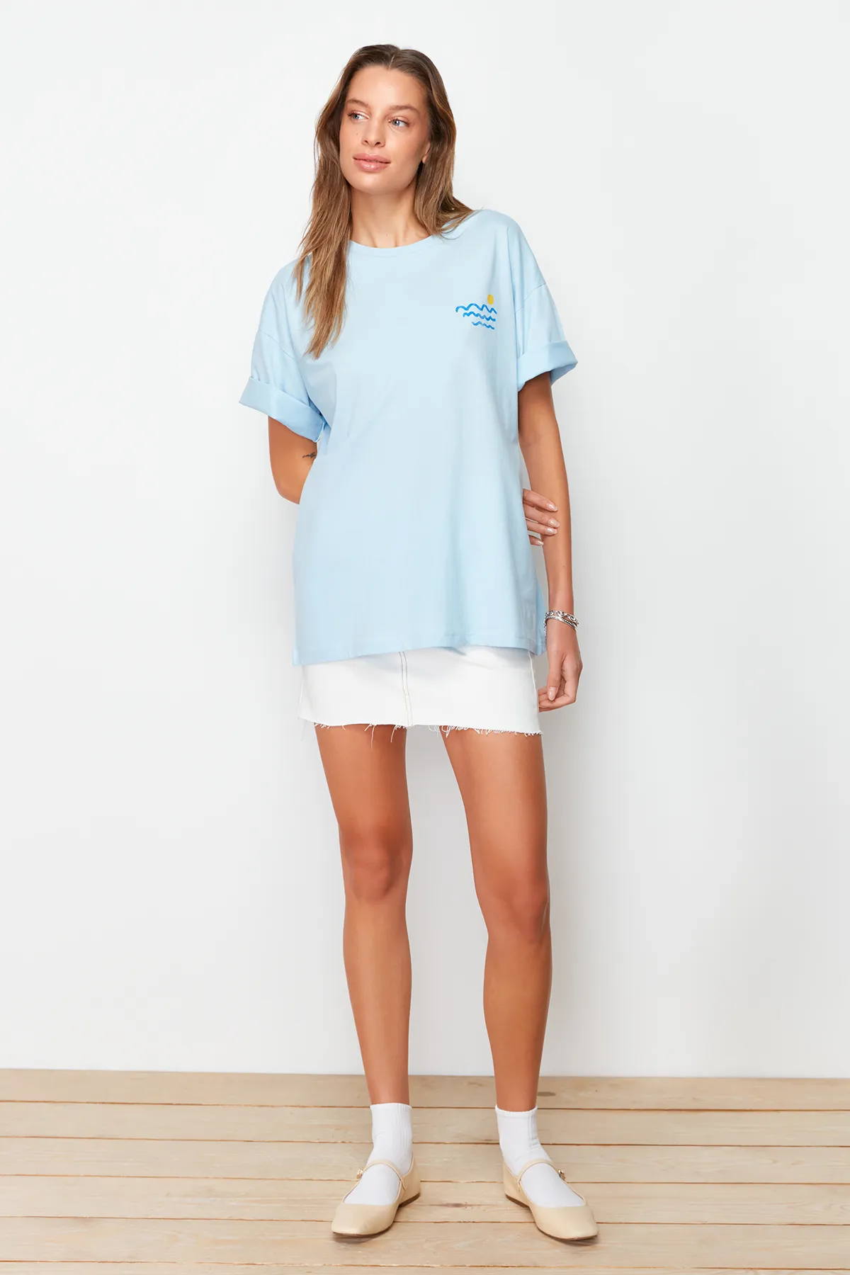 Trendyol Collection  Hellblaues Boyfriend-Strick-T-Shirt aus 100 % Baumwolle mit Rücken- und Brustaufdruck TWOSS23TS00058