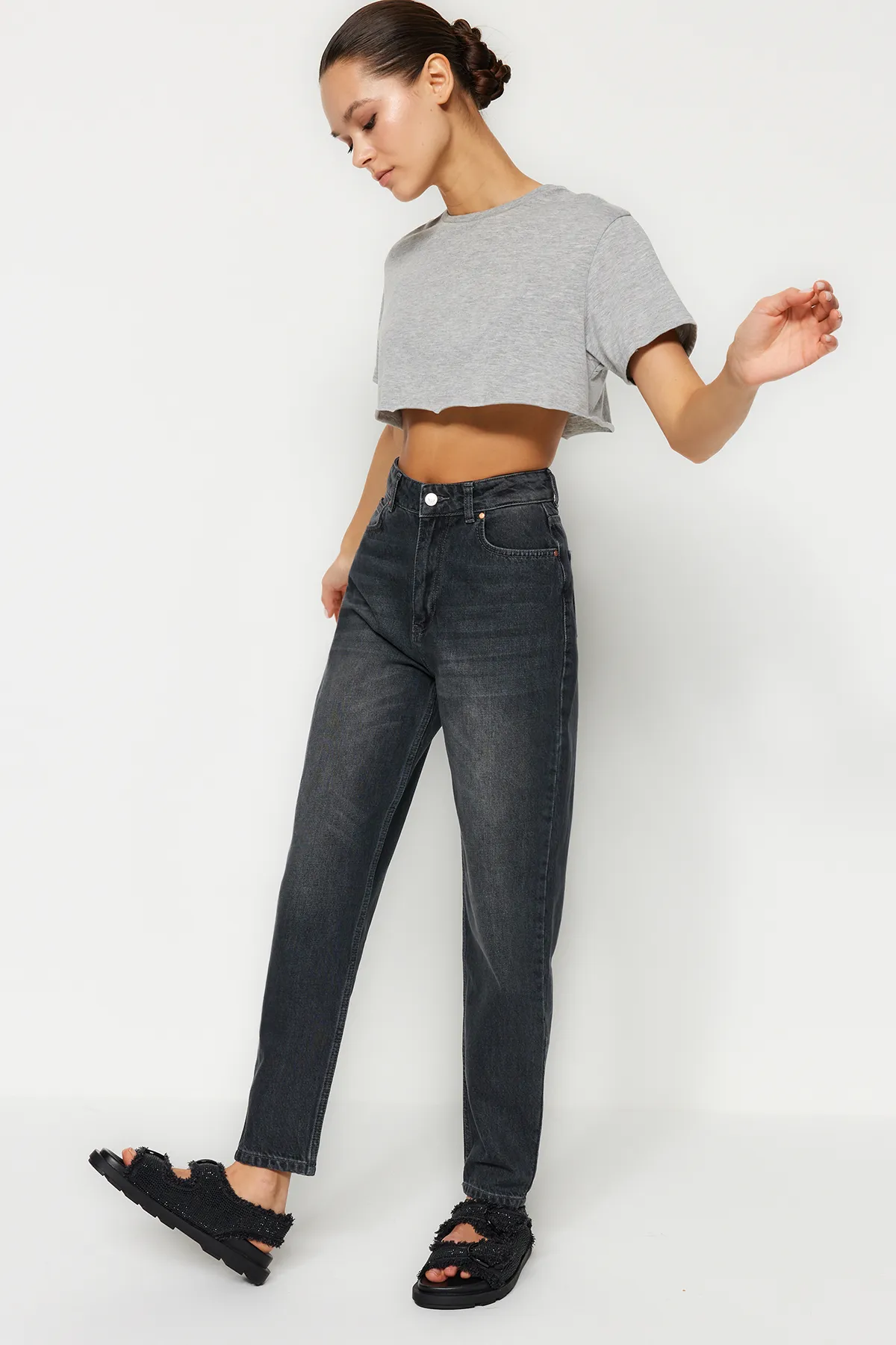 Trendyol Collection  Schwarze Mom-Jeans mit hoher Taille TWOSS24JE00026