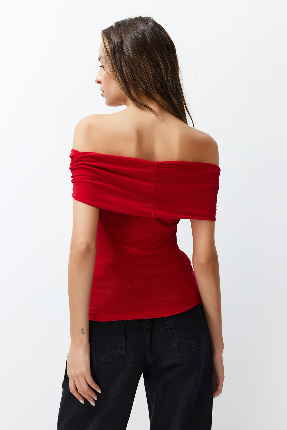 Trendyol Collection  Rote Carmenkragen-Bluse mit figurbetontem Schnitt und flexibler Crop-Strick-Optik TWOSS24BZ00368