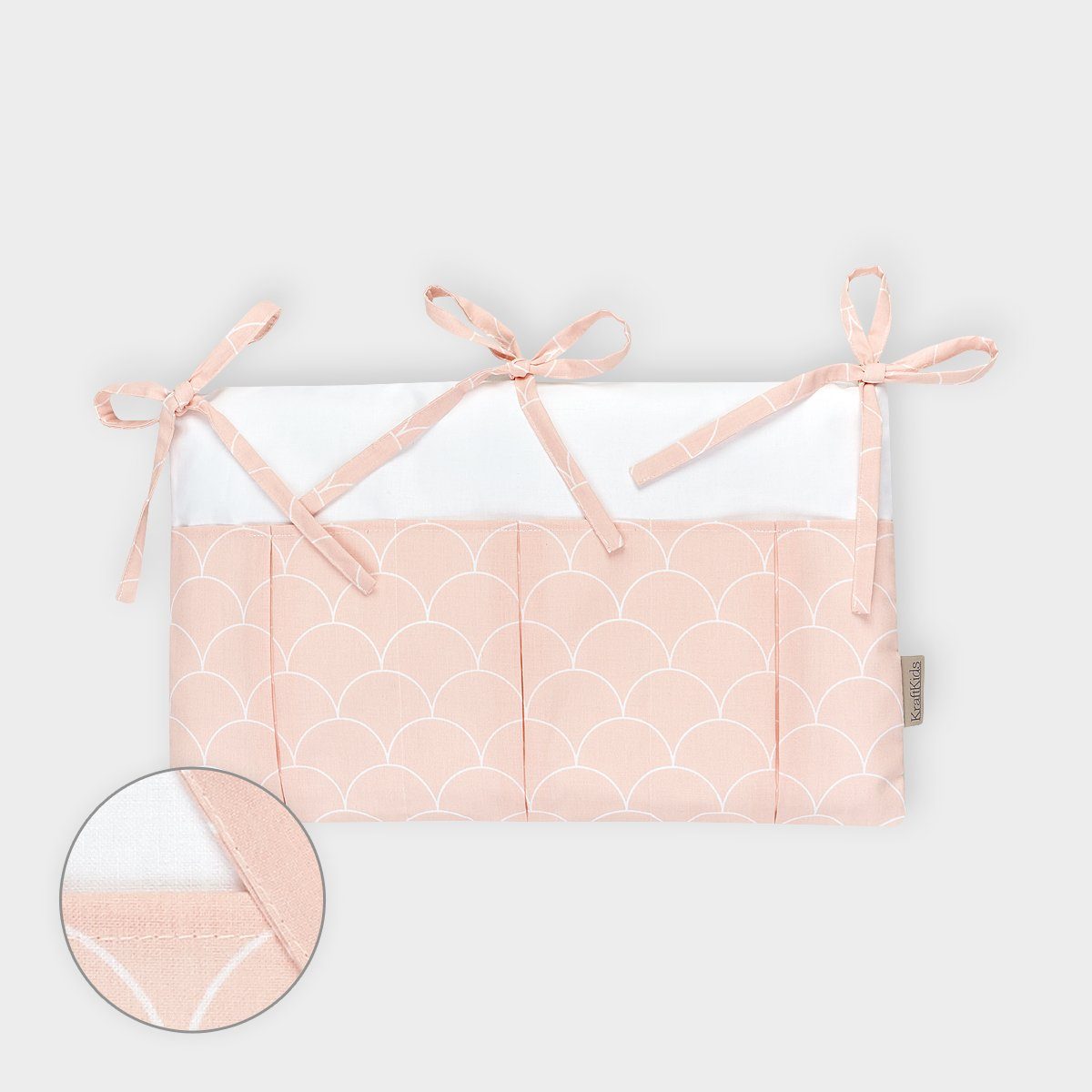 KraftKids Betttasche weiße Halbkreise auf Pastelrosa, mit drei Fächern, innen mit Polyestervlies versteift