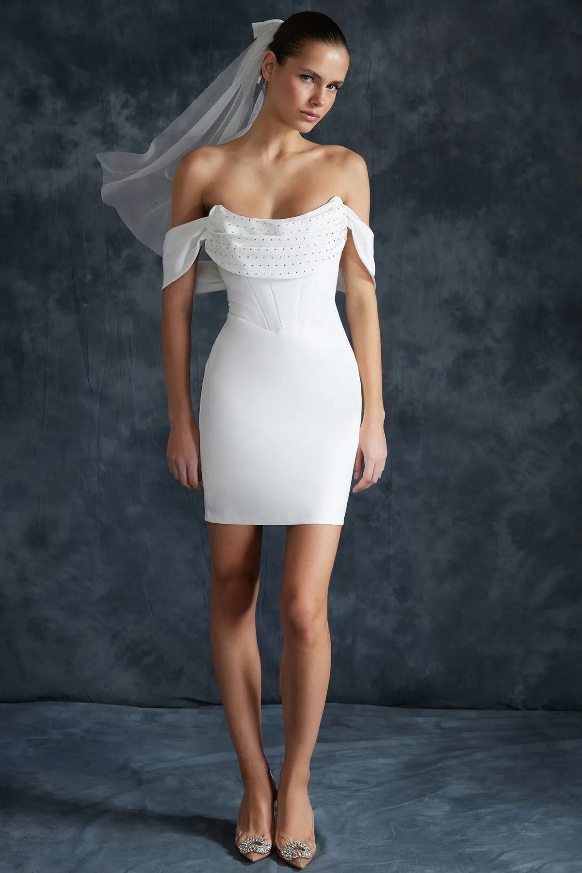 Trendyol Collection  Weißes, figurbetontes, gewebtes, gefüttertes, glänzendes, juwelenbesetztes Hochzeits-/Nikah-Elegantes Abendkleid TPRSS24EL00109