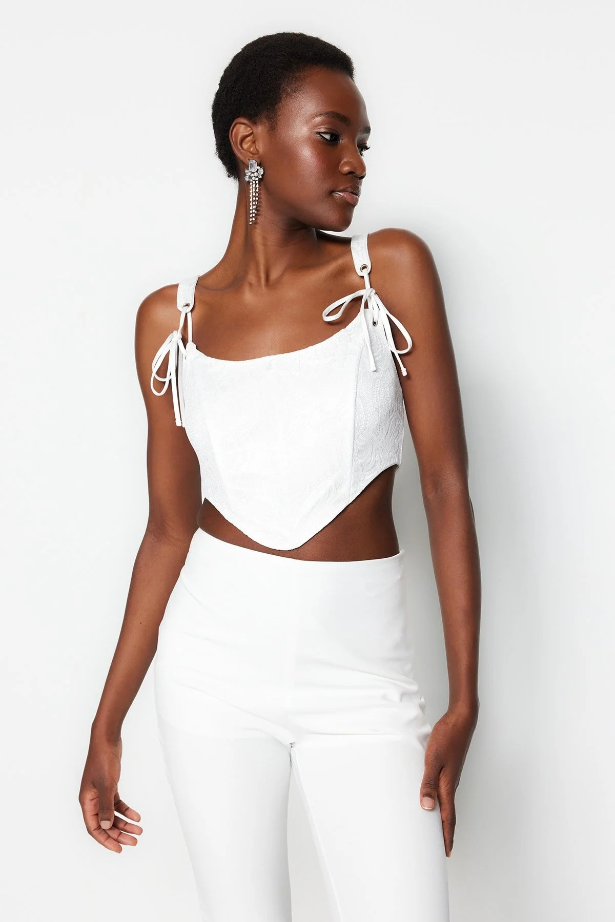 Trendyol Collection  Ecrufarbenes, bauchfreies, gefüttertes Bustier mit schräger Spitze TPRSS23BS00032