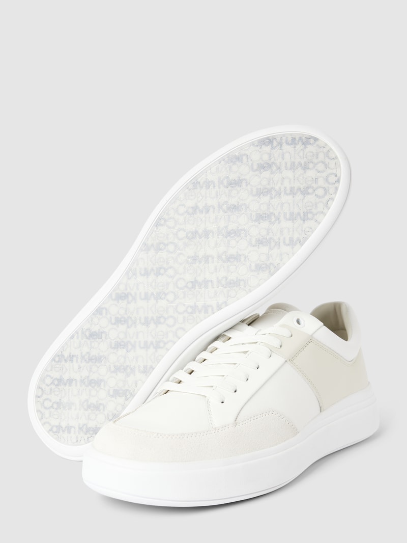 Sneaker mit Label-Details in weiß