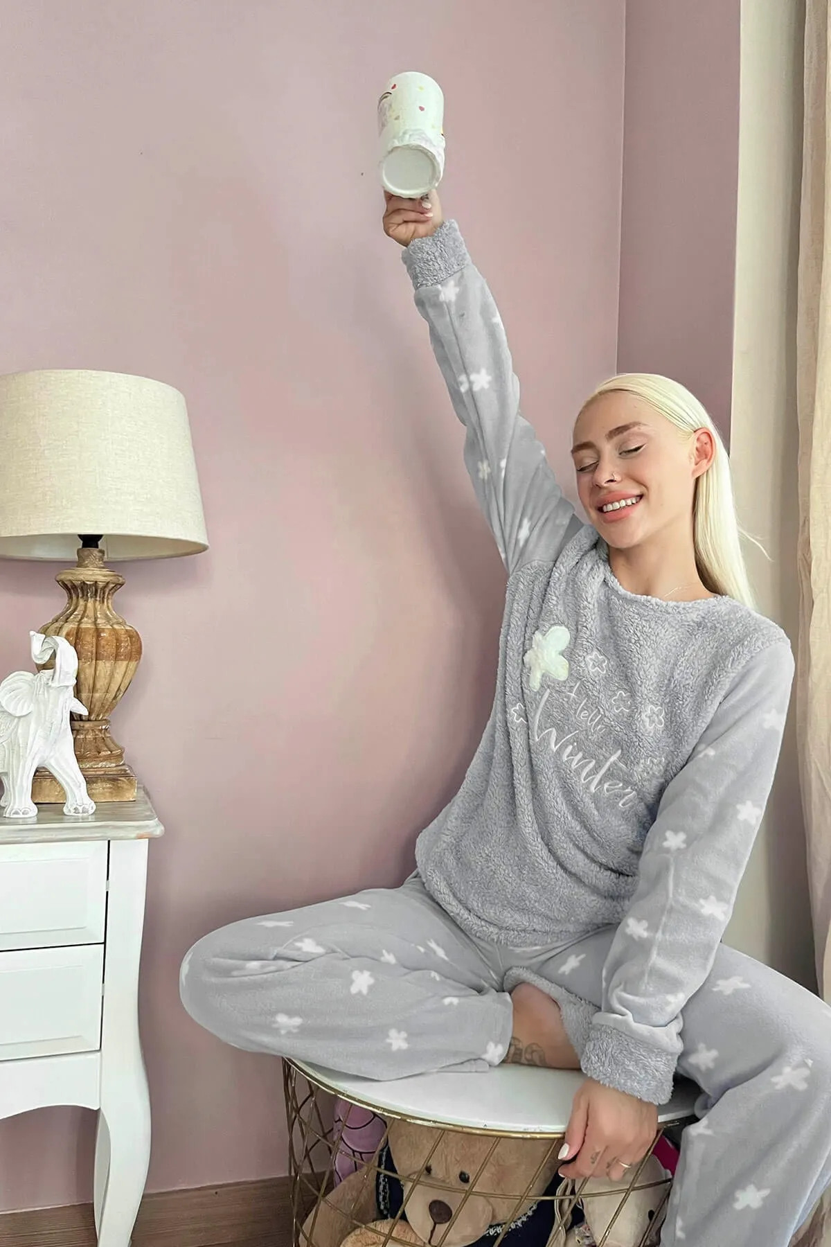 Pijamaevi  Graues „Hello Winter“ gemustertes Plüsch-Pyjama-Set für Damen