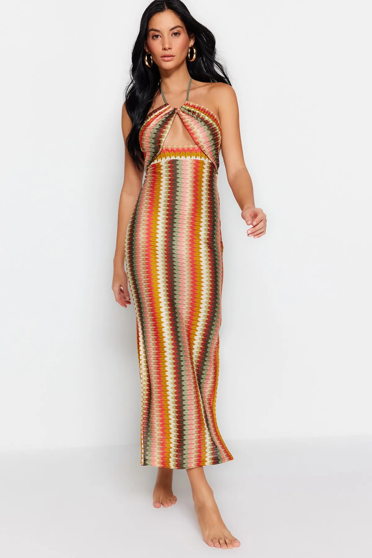 Trendyol Collection  Gestreiftes, figurbetontes Maxi-Strandkleid mit Cut-out/Fensterausschnitt TBESS23EL00268