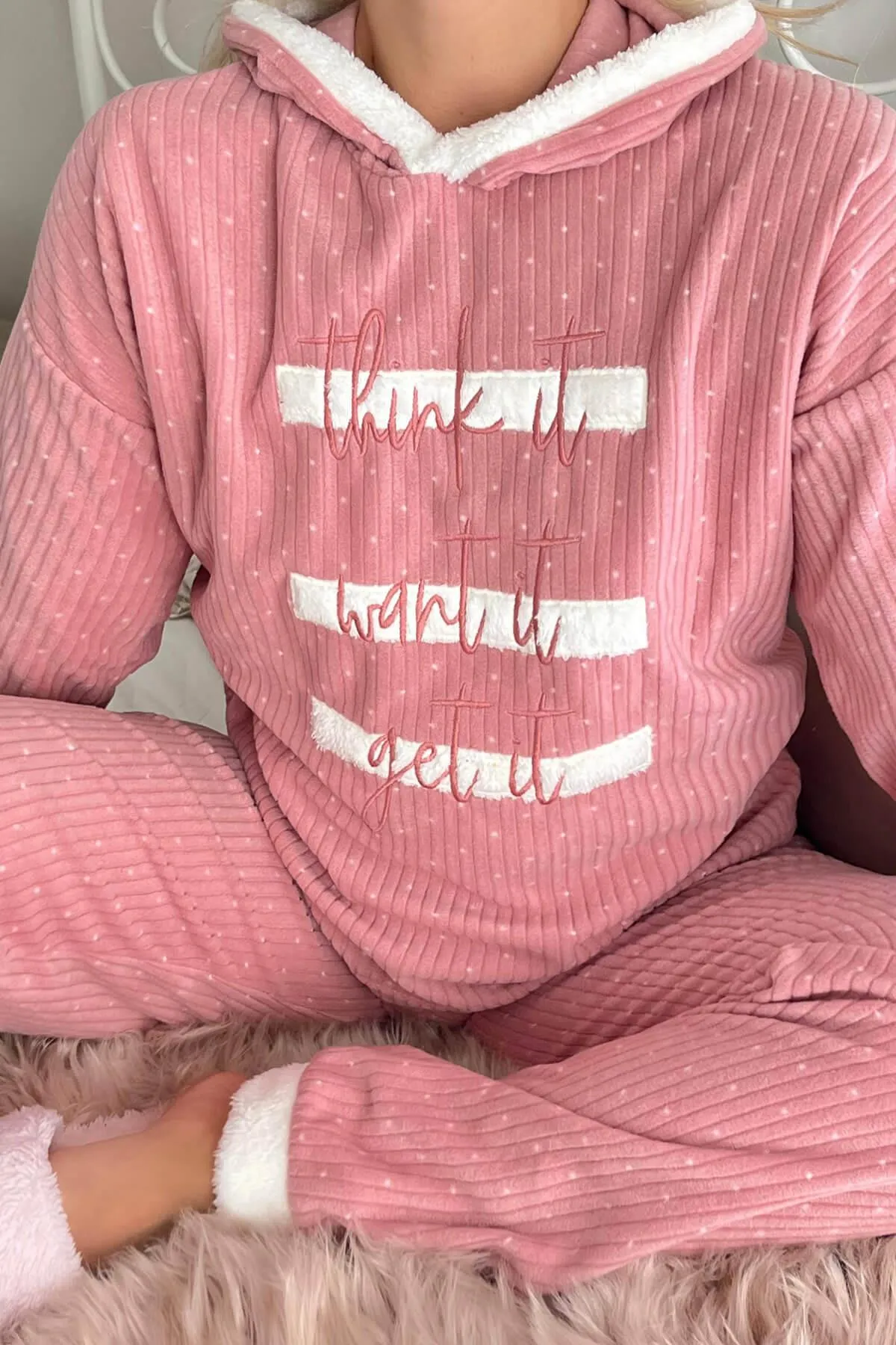 Pijamaevi  Powder Polar-Pyjama-Set mit drei Linienmuster und Kapuze aus Plüsch