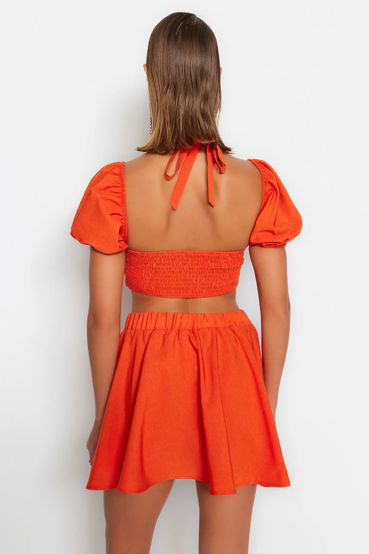 Trendyol Collection  Orangefarbenes, gewebtes Blusenrock-Set mit Cut-Outs und Fenstermuster TBESS23AU00180